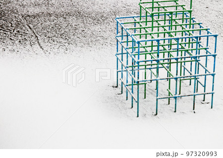 雪の日の公園の寒そうなジャングルジム 97320993