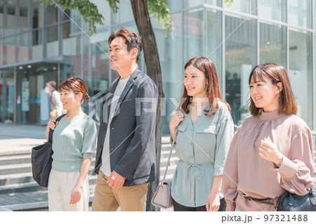 ビジネス街を歩くアジア人の男女(ベンチャー企業の社長・経営者) ビジネス街を歩くアジア人の男女(ベンチャー企業の社長・経営者) 97321488