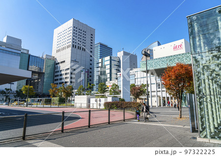 【神奈川県】鮮やかな青空が広がる川崎駅前 97322225