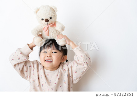 お気に入りのクマのぬいぐるみを抱っこする子供（育児・子育て・プレゼント・5歳） 97322851
