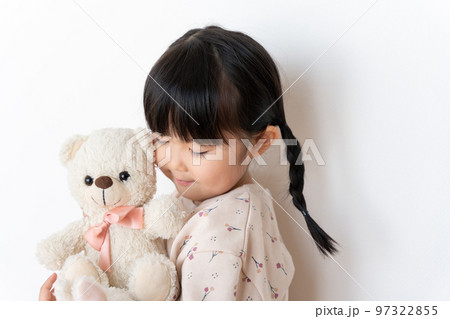 お気に入りのクマのぬいぐるみを抱っこする子供(育児・子育て・プレゼント・5歳) お気に入りのクマのぬいぐるみを抱っこする子供(育児・子育て・プレゼント・5歳) 97322855