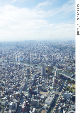 東京の街を見渡す 東京の街を見渡す 97323349