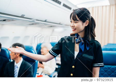 機内で働くキャビンアテンダント 97323915
