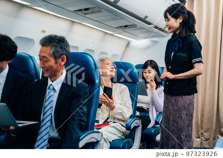 機内で働くキャビンアテンダント 97323926