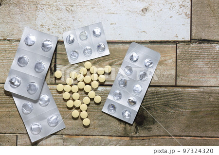 散らばる錠剤と薬の包装シート 散らばる錠剤と薬の包装シート 97324320