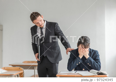 学校・塾でストレス・プレッシャーで落ち込む高校生・中学生（悩む） 97324345