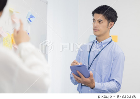 ミーティング　タブレットでメモをとる男性 97325236
