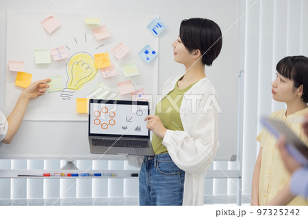 大学生　グループワークに取り組む学生 97325242