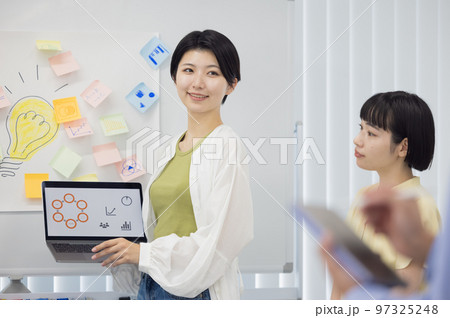 大学生　グループワークに取り組む学生 97325248