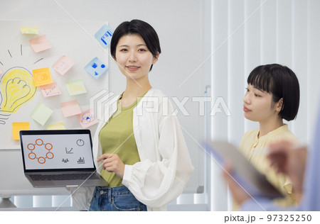 大学生 グループワークに取り組む学生 大学生 グループワークに取り組む学生 97325250