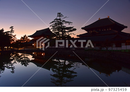奈良の紅葉　夕暮れの東大寺 97325459