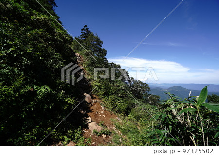 長野県秋山郷栄村の小赤沢登山口から登る苗場山　鎖場の始まり場所　2022年8月29日 97325502