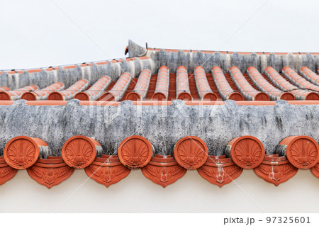 沖縄の伝統的な赤い瓦の屋根 97325601