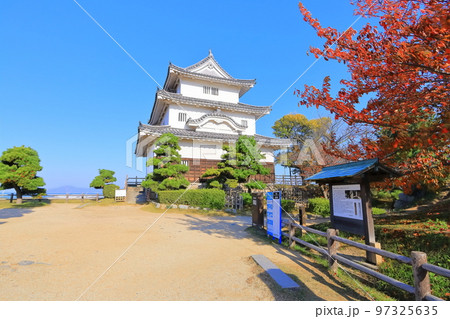 【香川県】真っ赤に紅葉した秋の丸亀城（現存天守と石垣の名城） 97325635