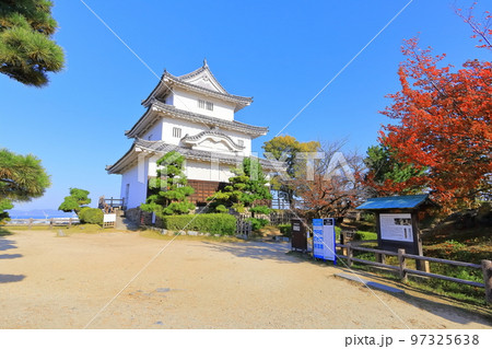 【香川県】真っ赤に紅葉した秋の丸亀城(現存天守と石垣の名城) 【香川県】真っ赤に紅葉した秋の丸亀城(現存天守と石垣の名城) 97325638
