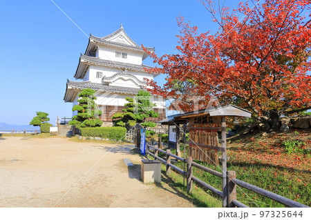 【香川県】真っ赤に紅葉した秋の丸亀城(現存天守と石垣の名城) 【香川県】真っ赤に紅葉した秋の丸亀城(現存天守と石垣の名城) 97325644