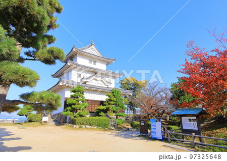 【香川県】真っ赤に紅葉した秋の丸亀城（現存天守と石垣の名城） 97325648