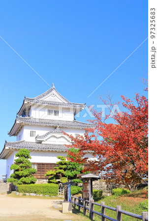 【香川県】真っ赤に紅葉した秋の丸亀城（現存天守と石垣の名城） 97325683
