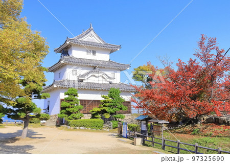 【香川県】真っ赤に紅葉した秋の丸亀城（現存天守と石垣の名城） 97325690