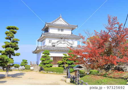【香川県】真っ赤に紅葉した秋の丸亀城(現存天守と石垣の名城) 【香川県】真っ赤に紅葉した秋の丸亀城(現存天守と石垣の名城) 97325692