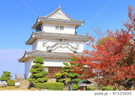 【香川県】真っ赤に紅葉した秋の丸亀城（現存天守と石垣の名城） 97325693