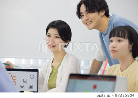 大学生　グループワークに取り組む学生 97325904