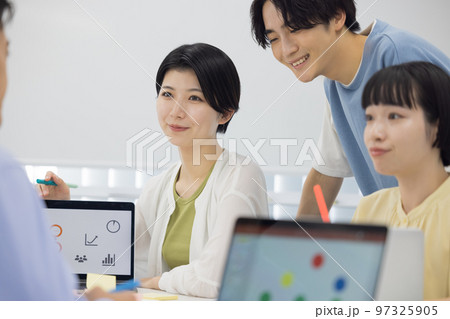 大学生 グループワークに取り組む学生 大学生 グループワークに取り組む学生 97325905