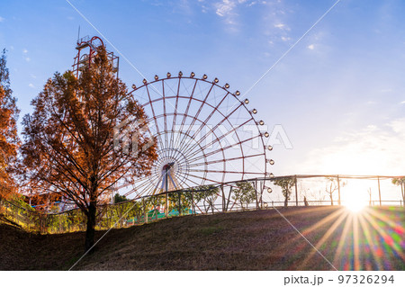 陽射しを浴びる遊園地風景(日本一の大観覧車がある遊園地)グリーンランド 97326294