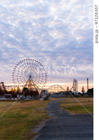 夕焼けの遊園地風景(日本一の大観覧車がある遊園地)グリーンランド 97326307
