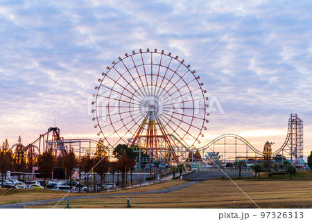 夕焼けの遊園地風景(日本一の大観覧車がある遊園地)グリーンランド 夕焼けの遊園地風景(日本一の大観覧車がある遊園地)グリーンランド 97326313