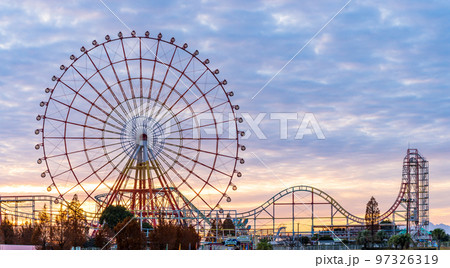 夕焼けの遊園地風景(日本一の大観覧車がある遊園地)グリーンランド 97326319