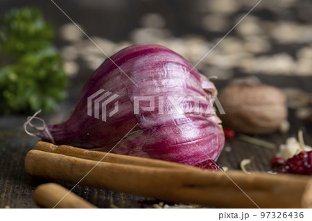 Garlic on the kitchen table during cooking 97326436