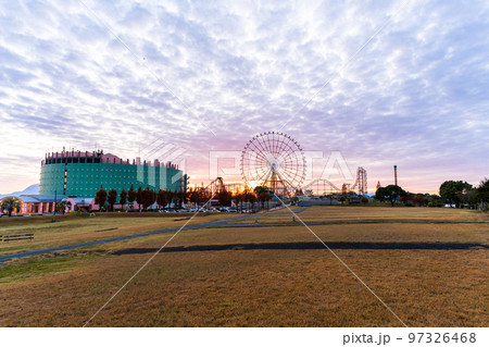 夕焼けの遊園地風景(日本一の大観覧車がある遊園地)グリーンランド 97326468