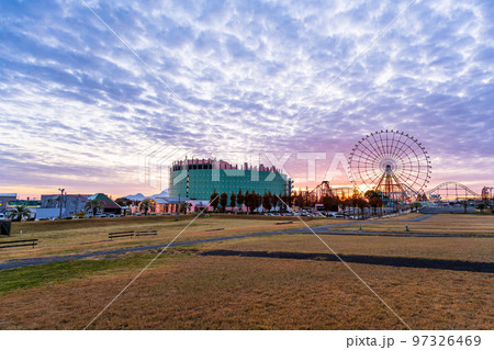 夕焼けの遊園地風景(日本一の大観覧車がある遊園地)グリーンランド 夕焼けの遊園地風景(日本一の大観覧車がある遊園地)グリーンランド 97326469
