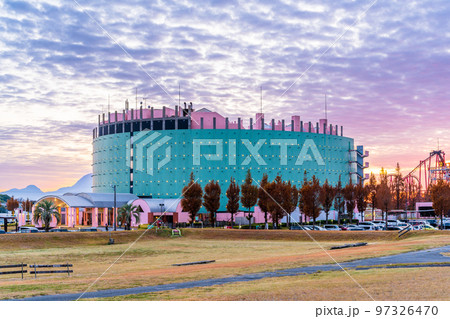 夕焼けの遊園地とオフィシャルホテル風景(日本一の大観覧車がある遊園地)グリーンランド 97326470