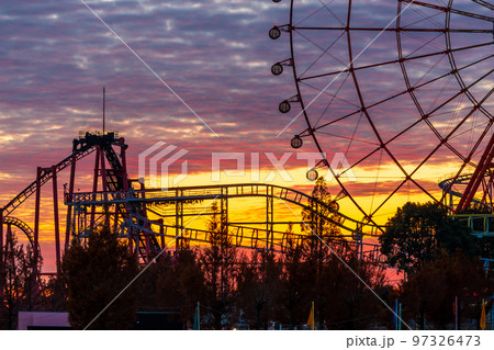 夕焼けの遊園地風景(日本一の大観覧車がある遊園地)グリーンランド 97326473