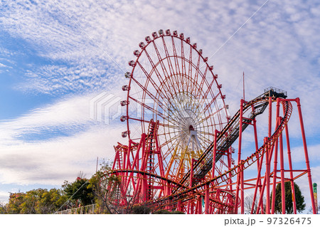 夕暮れの遊園地風景(日本一の大観覧車がある遊園地)グリーンランド 97326475