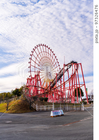 夕暮れの遊園地風景(日本一の大観覧車がある遊園地)グリーンランド 夕暮れの遊園地風景(日本一の大観覧車がある遊園地)グリーンランド 97326476
