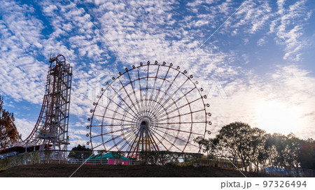 陽射しを浴びる遊園地風景(日本一の大観覧車がある遊園地)グリーンランド 97326494