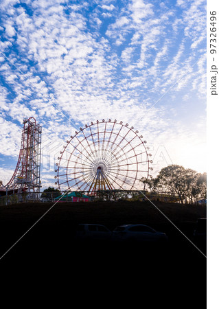 陽射しを浴びる遊園地風景(日本一の大観覧車がある遊園地)グリーンランド 陽射しを浴びる遊園地風景(日本一の大観覧車がある遊園地)グリーンランド 97326496