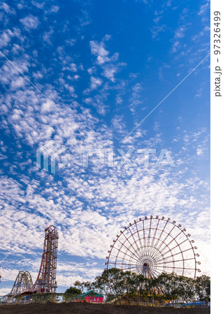 陽射しを浴びる遊園地風景(日本一の大観覧車がある遊園地)グリーンランド 陽射しを浴びる遊園地風景(日本一の大観覧車がある遊園地)グリーンランド 97326499