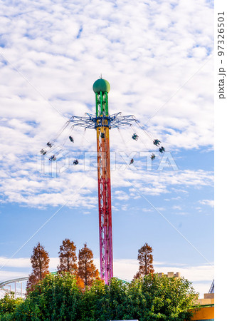 陽射しを浴びる遊園地風景(日本一の大観覧車がある遊園地)グリーンランド 陽射しを浴びる遊園地風景(日本一の大観覧車がある遊園地)グリーンランド 97326501