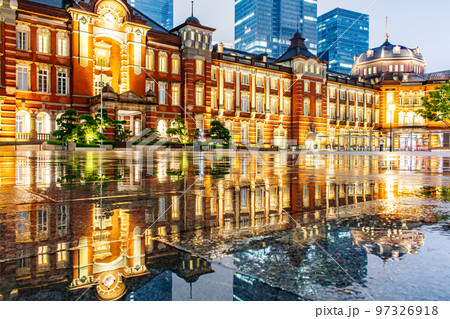 【東京の都市風景】雨の東京駅丸の内口の都市夜景 【東京の都市風景】雨の東京駅丸の内口の都市夜景 97326918