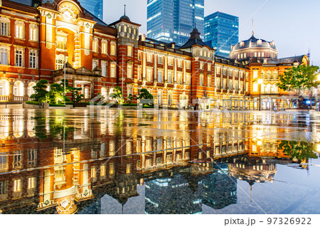 【東京の都市風景】雨の東京駅丸の内口の都市夜景 97326922