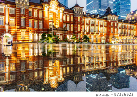 【東京の都市風景】雨の東京駅丸の内口の都市夜景 【東京の都市風景】雨の東京駅丸の内口の都市夜景 97326923