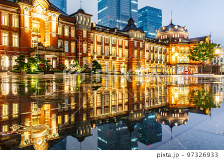 【東京の都市風景】雨の東京駅丸の内口の都市夜景 97326933