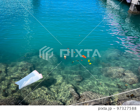 【ハワイの風景】海に浮かぶゴミ袋 97327588