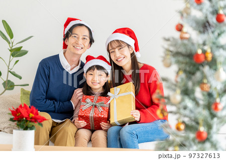 クリスマスの若い家族 クリスマスの若い家族 97327613