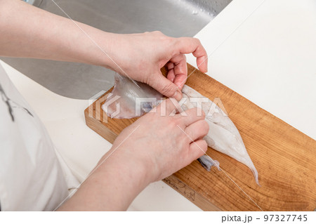 【ミドル主婦がスルメイカをさばく　えんぺらを外す】 97327745