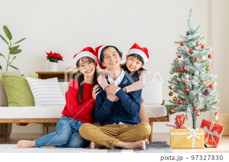 クリスマスの若い家族 97327830